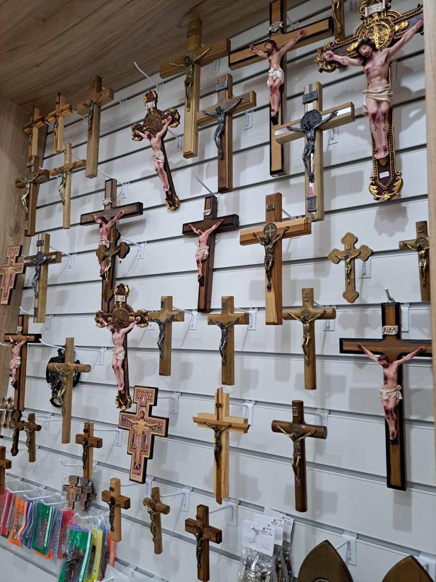 Crucifixo de matere em madeira e resina